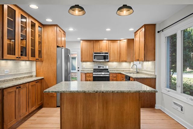 630 S Dryden Place, Arlington Heights, IL 60005