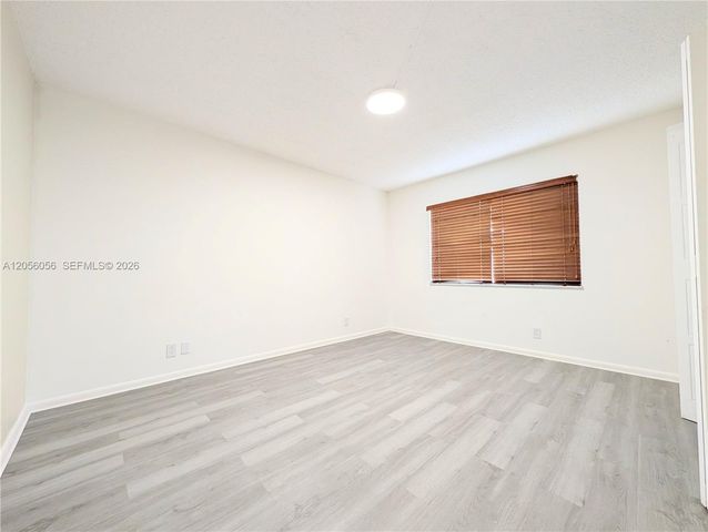 310 Lakeview Drive 105, Weston, FL 33326