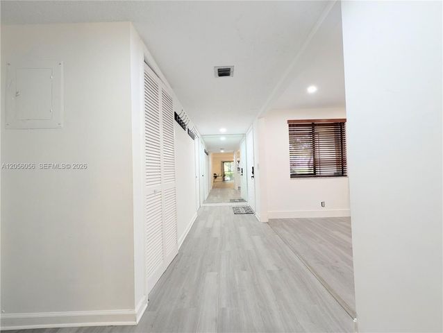 310 Lakeview Drive 105, Weston, FL 33326