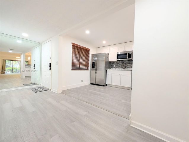 310 Lakeview Drive 105, Weston, FL 33326