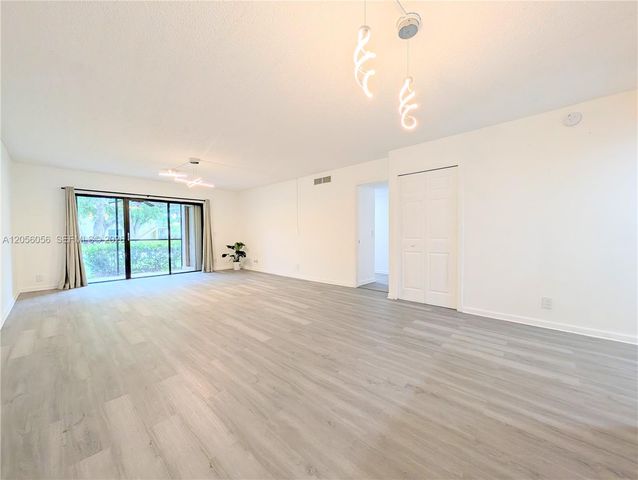 310 Lakeview Drive 105, Weston, FL 33326