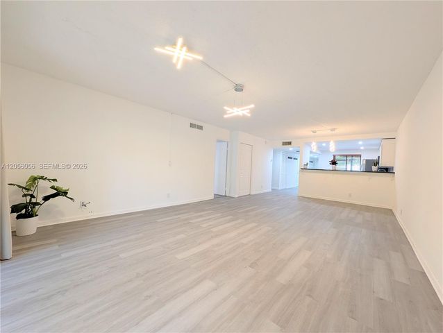 310 Lakeview Drive 105, Weston, FL 33326