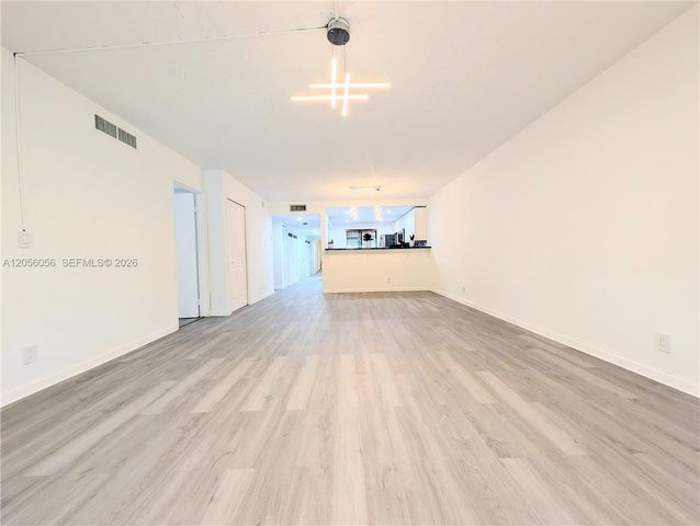 310 Lakeview Drive 105, Weston, FL 33326