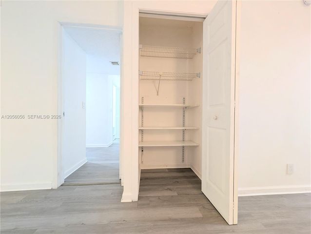 310 Lakeview Drive 105, Weston, FL 33326