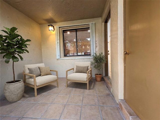 310 Lakeview Drive 105, Weston, FL 33326
