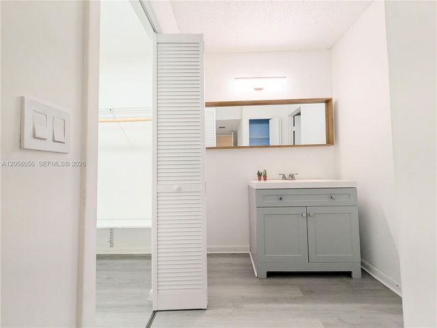 310 Lakeview Drive 105, Weston, FL 33326