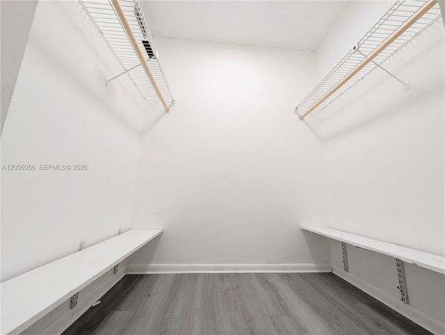 310 Lakeview Drive 105, Weston, FL 33326