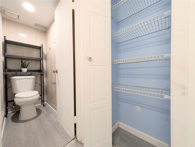 310 Lakeview Drive 105, Weston, FL 33326