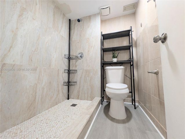 310 Lakeview Drive 105, Weston, FL 33326