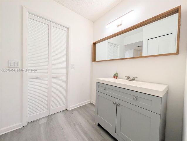 310 Lakeview Drive 105, Weston, FL 33326