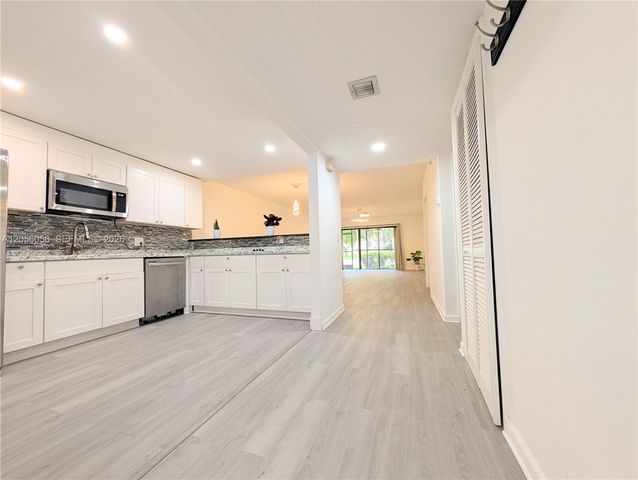 310 Lakeview Drive 105, Weston, FL 33326