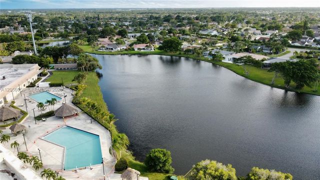310 Lakeview Drive 105, Weston, FL 33326