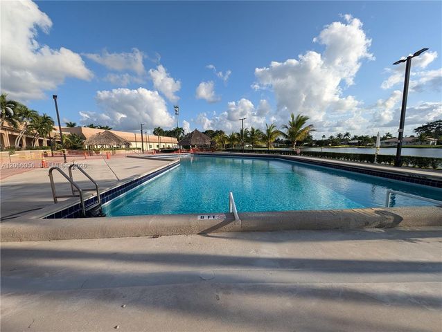 310 Lakeview Drive 105, Weston, FL 33326