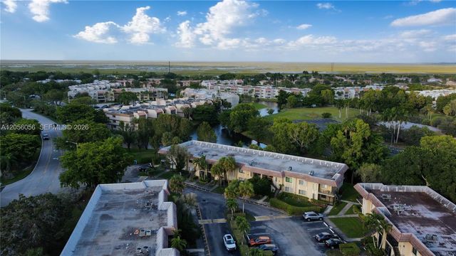 310 Lakeview Drive 105, Weston, FL 33326
