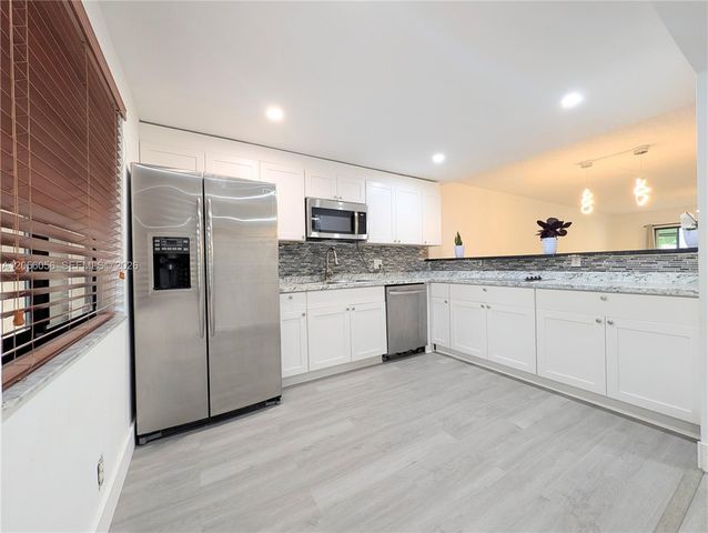 310 Lakeview Drive 105, Weston, FL 33326