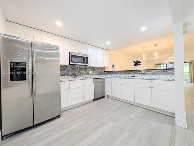 310 Lakeview Drive 105, Weston, FL 33326