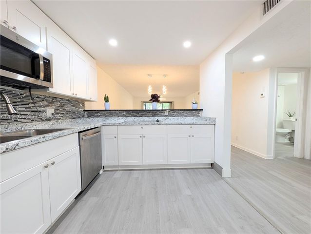 310 Lakeview Drive 105, Weston, FL 33326