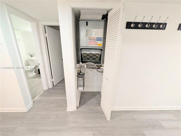 310 Lakeview Drive 105, Weston, FL 33326