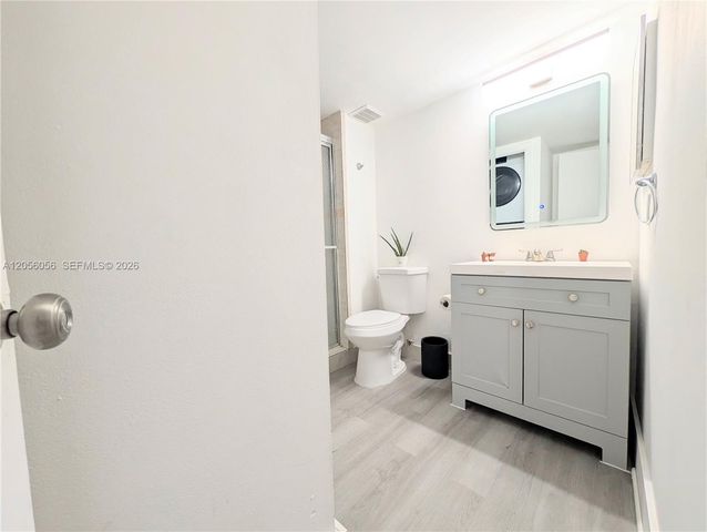 310 Lakeview Drive 105, Weston, FL 33326