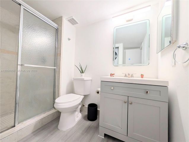 310 Lakeview Drive 105, Weston, FL 33326
