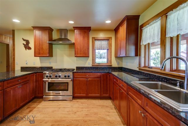 1986 E River Road, Livingston, MT 59047