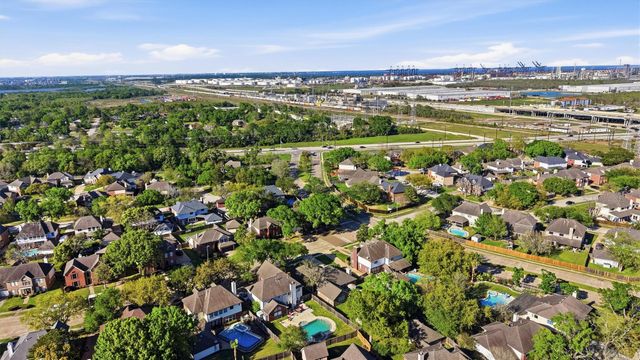 2605 Hampton Springs Drive, Seabrook, TX 77586