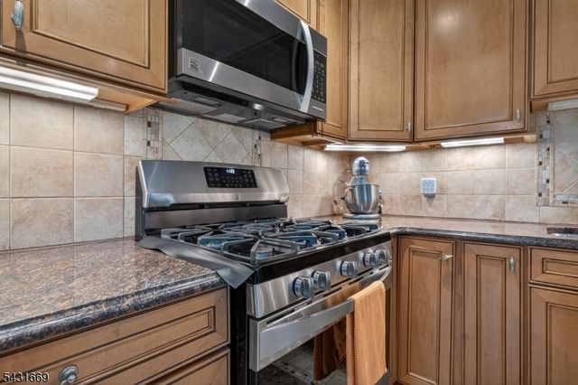 14 Taylor Dr, New Brunswick City, NJ 08901
