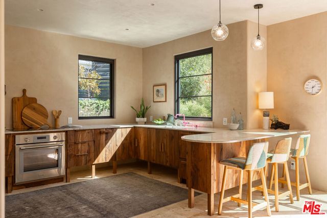 21165 Entrada Road, Topanga, CA 90290