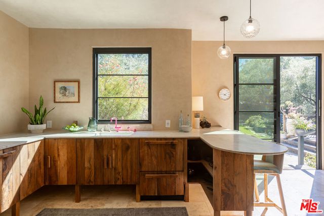 21165 Entrada Road, Topanga, CA 90290