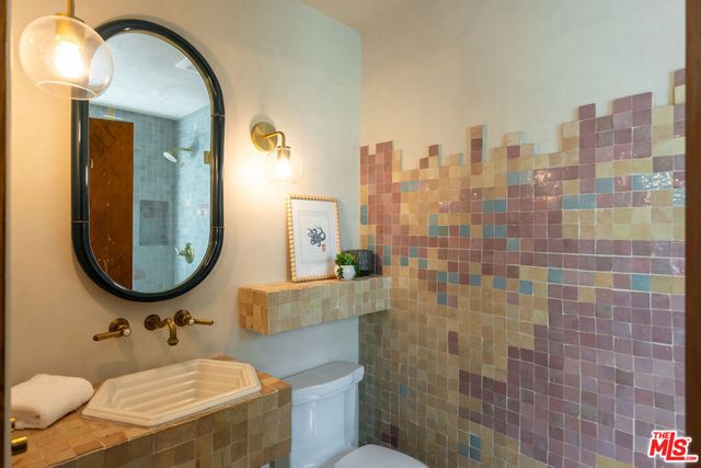 21165 Entrada Road, Topanga, CA 90290