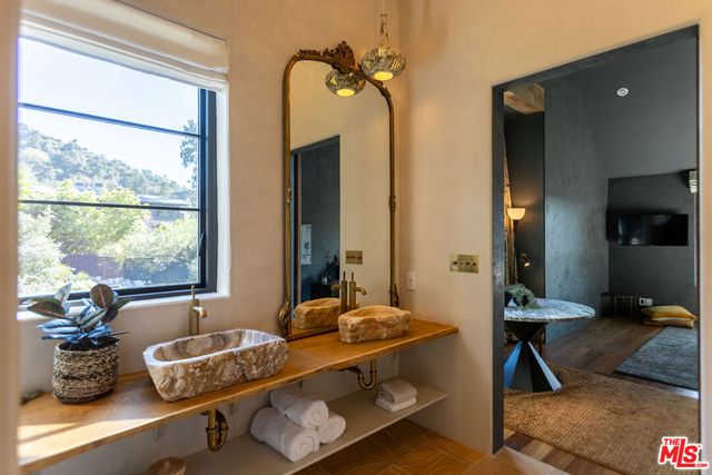 21165 Entrada Road, Topanga, CA 90290