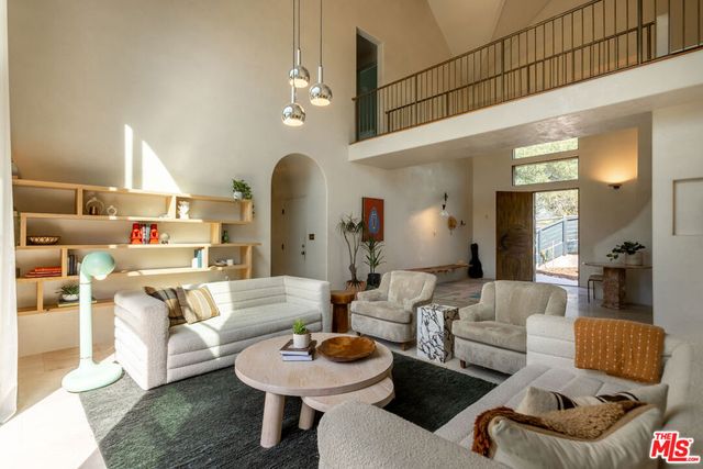 21165 Entrada Road, Topanga, CA 90290
