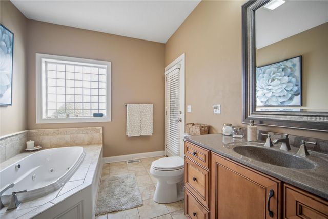2408 W 10th Avenue, Indianola, IA 50125