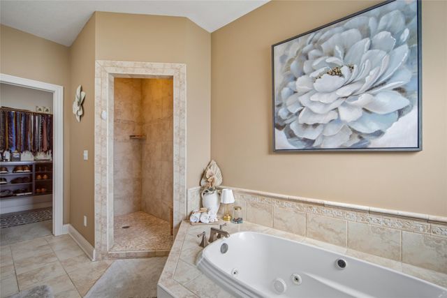 2408 W 10th Avenue, Indianola, IA 50125