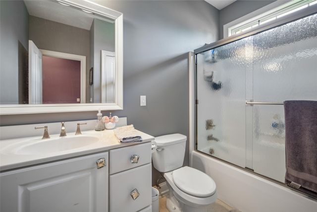 2408 W 10th Avenue, Indianola, IA 50125
