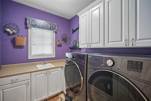 2408 W 10th Avenue, Indianola, IA 50125