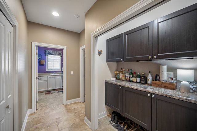 2408 W 10th Avenue, Indianola, IA 50125