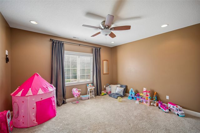 2408 W 10th Avenue, Indianola, IA 50125
