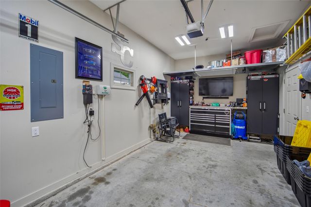 2408 W 10th Avenue, Indianola, IA 50125