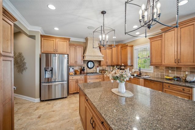 2408 W 10th Avenue, Indianola, IA 50125