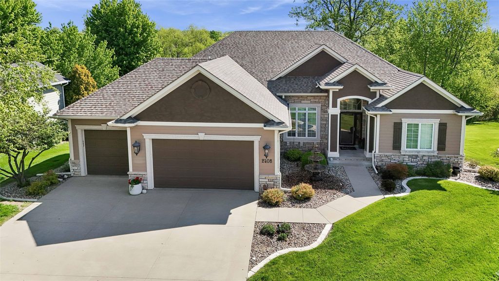 2408 W 10th Avenue, Indianola, IA 50125