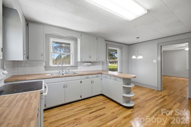 825 21st Street Drive SE, Hickory, NC 28602