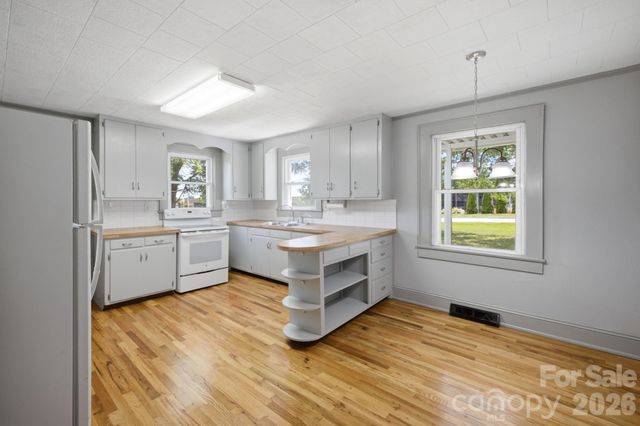 825 21st Street Drive SE, Hickory, NC 28602