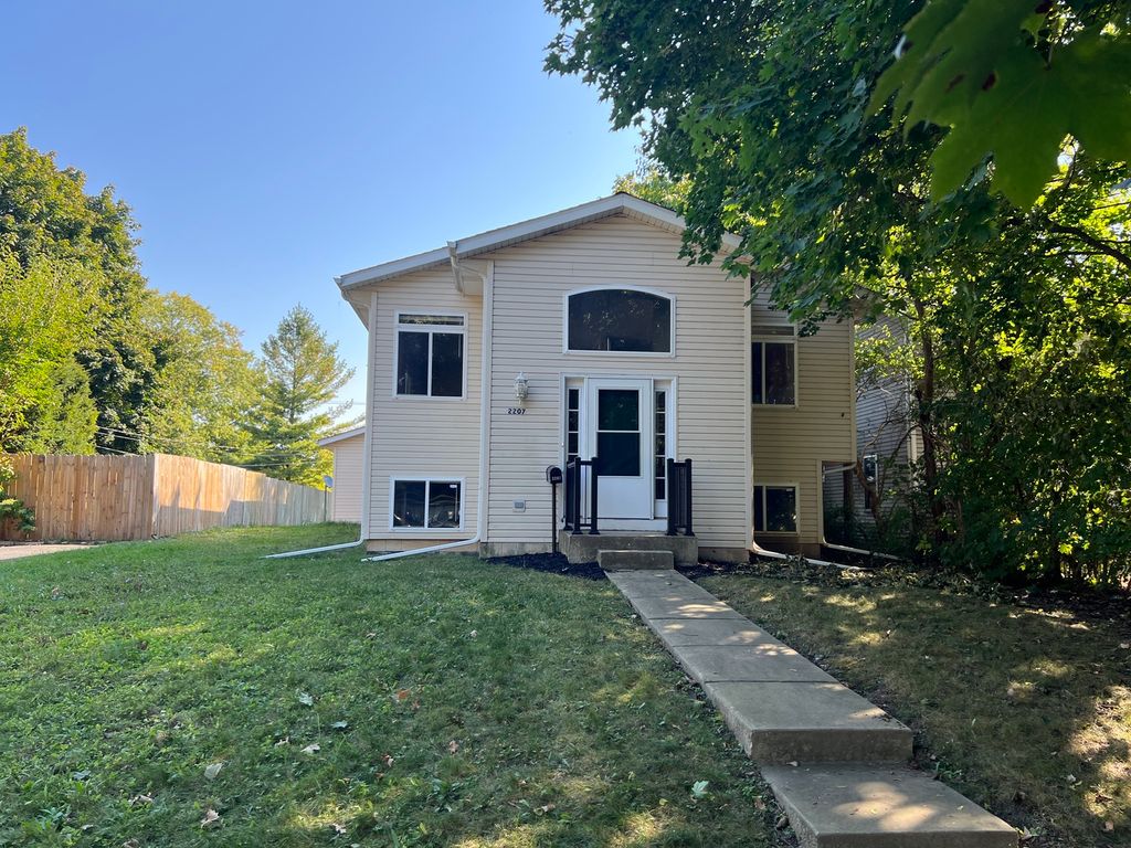 2207 N Gabriel Avenue, Zion, IL 60099