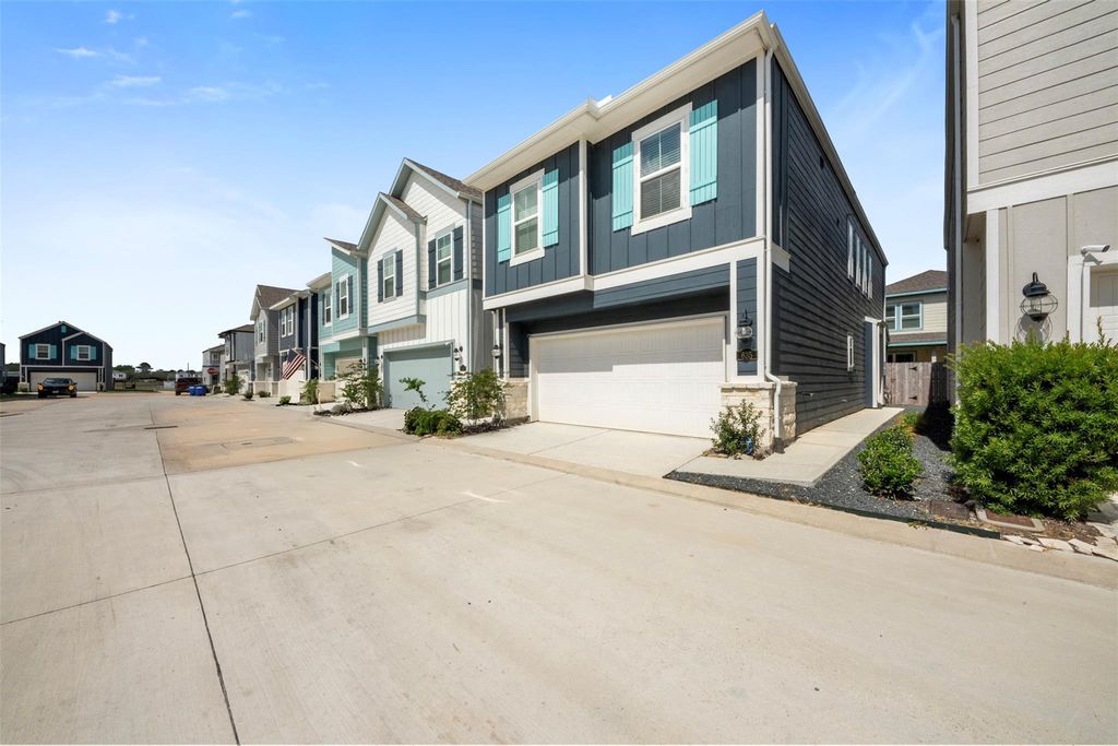 635 Salt Marsh Trail, Kemah, TX 77565