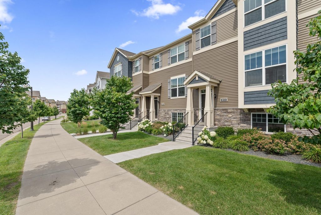 8113 Central Park Way N, Maple Grove, MN 55369