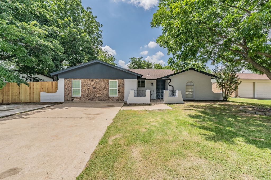 6532 Moonglow Lane, Watauga, TX 76148
