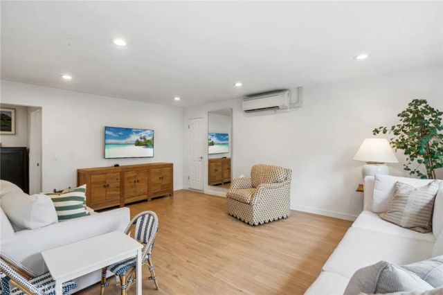 782 W 18th Street, Costa Mesa, CA 92627