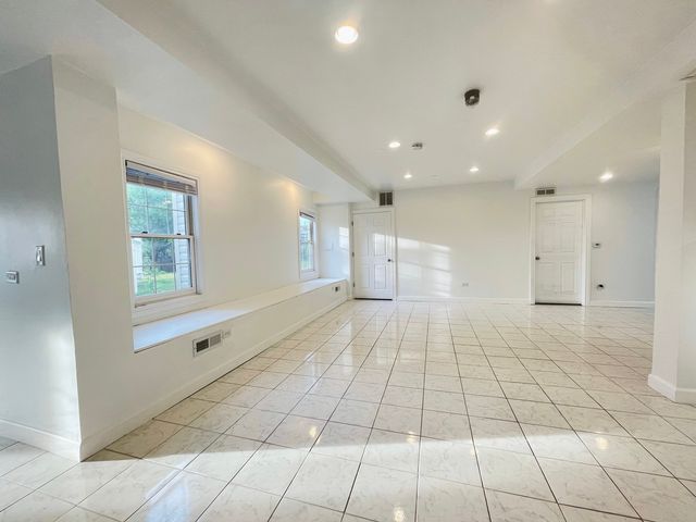 523 Mallard Point Drive, North Aurora, IL 60542