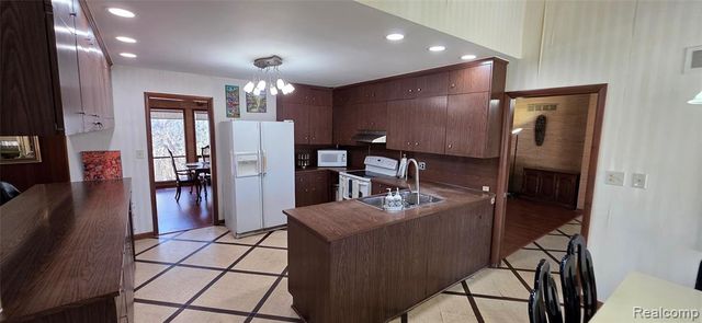 22411 Twyckingham Way, Southfield, MI 48034